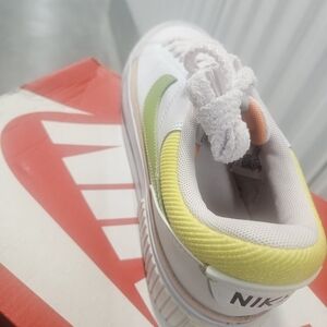 Nike White and Green Sneakers